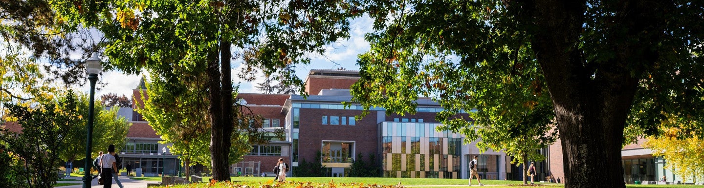 A sunny day on the University of Oregon campus